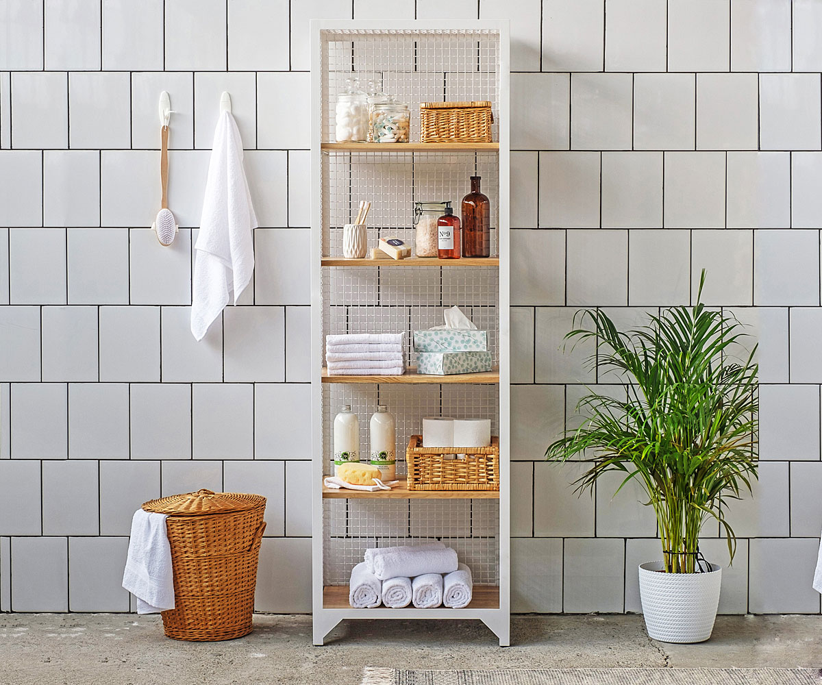Badezimmer Regal Clatri weiß, Wäscheeimer und Pflanze