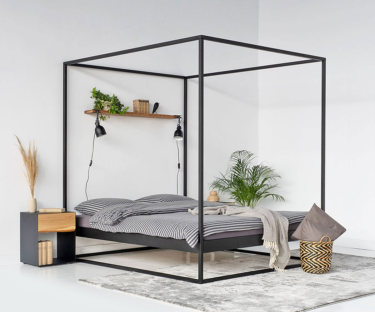 Schlafzimmer mit schwarzem SIDERA-Himmelbett aus Metall, Seitenansicht