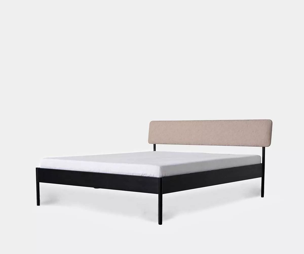 Atrox Fibra Metallbett mit gepolstertem Kopfteil - Schwarz / Beige Schwarzes Metallbett mit im Beige gepolstertem Kopfteil