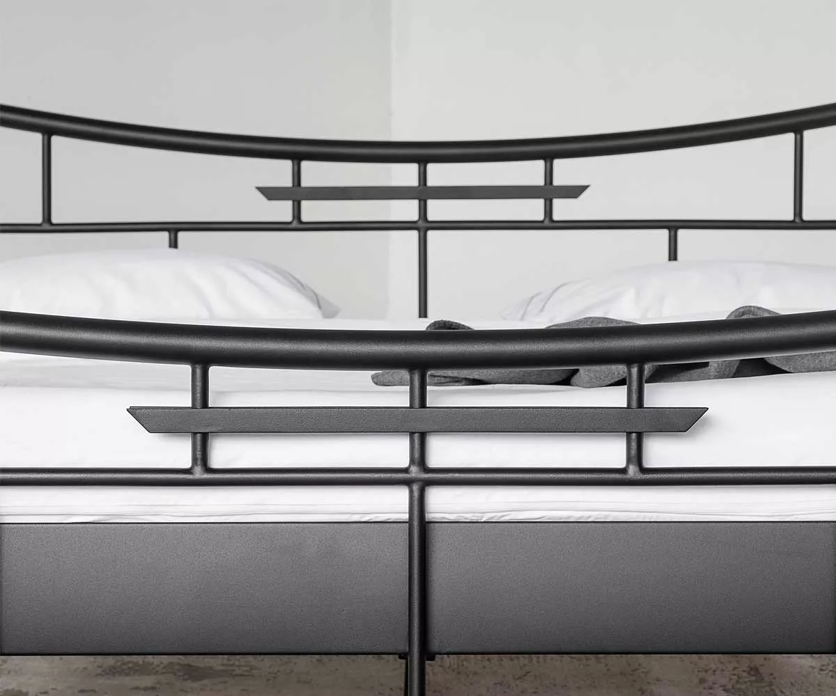SEKO Metallbett Schwarz - Nahaufnahme Asiatisches Metallbett in der Farbe Schwarz handgefertigt - Nahaufnahme