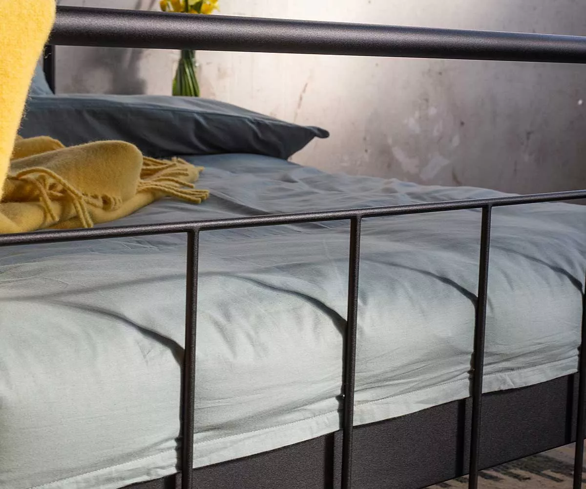 Avos Metallbett Schwarz Fußteil Ein Doppelbett aus Metall in Schwarz Retro Fußteil