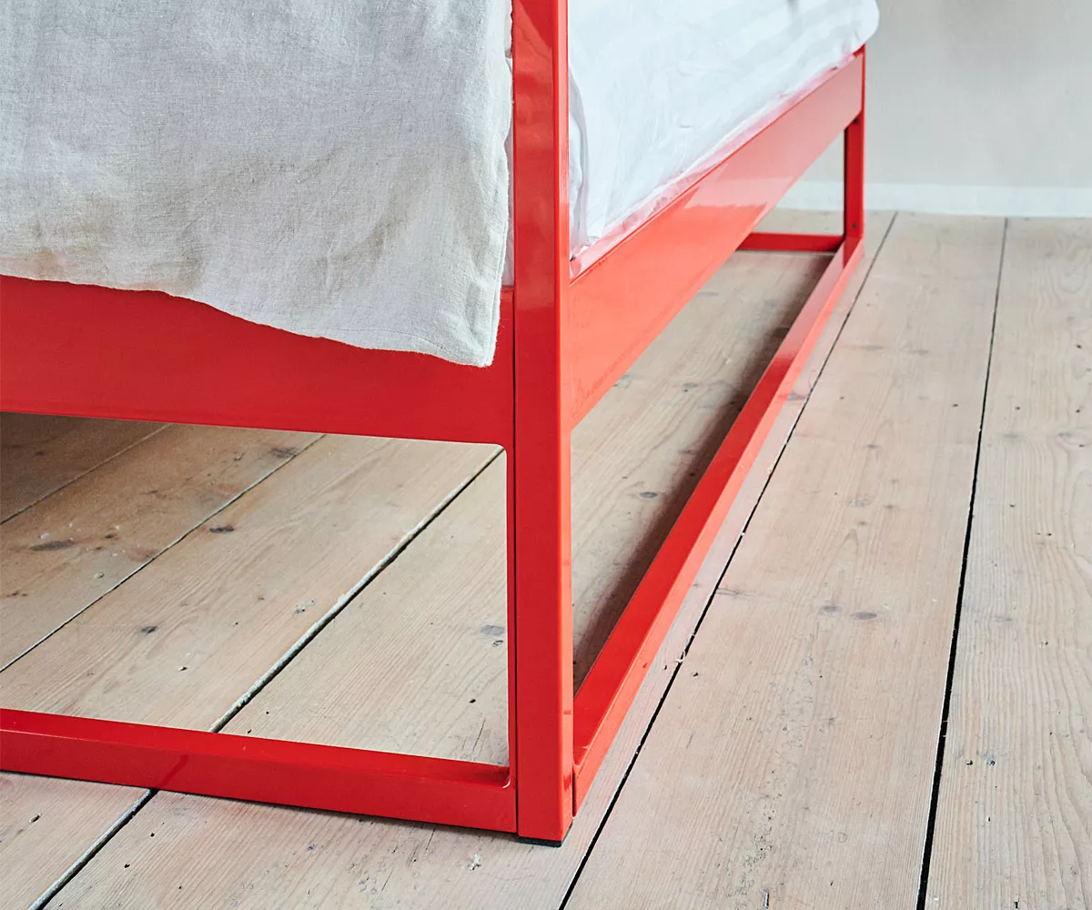 Rotes SIDERA-Himmelbett aus Metall Rotes SIDERA-Himmelbett aus Metall