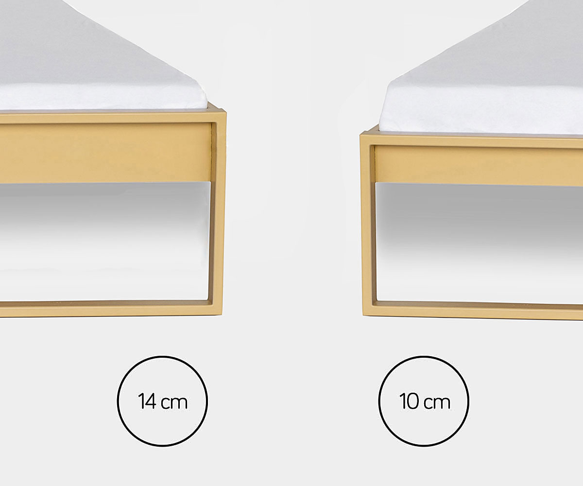 Zwei Einlegetiefen eines Bettes ohne Kopfteil