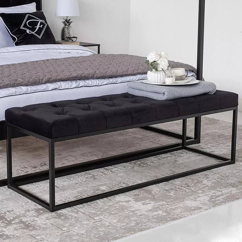 schwarze TELA-Sitzbank mit einer grauen Decke und weißem Tablett drauf, vor dem TELA-Himmelbett und einer Nachttisch mit der weißen Nachttischlampe schwarze TELA-Sitzbank mit einer grauen Decke und weißem Tablett drauf, vor dem TELA-Himmelbett und einer Nachttisch mit der weißen Nachttischlampe