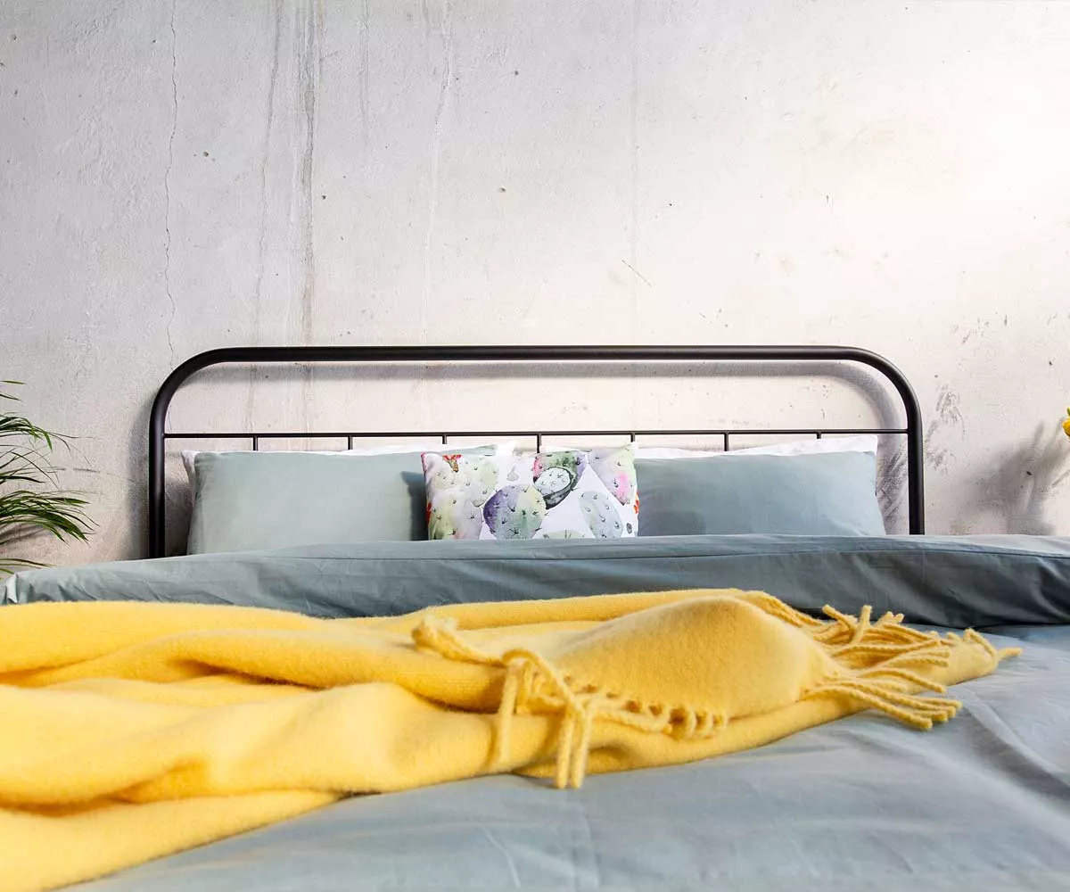 Avos Metallbett Schwarz Kopfteil Ein Doppelbett aus Metall in Schwarz Retro Kopfteil