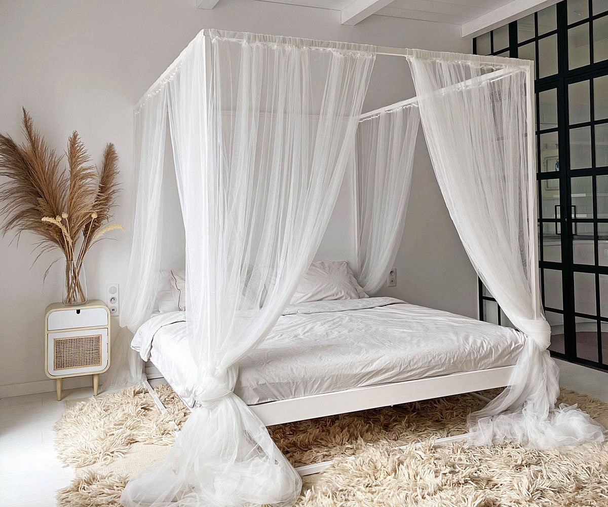 Schlafzimmer mit dem weißen SIDERA-Himmelbett und weißem Nachttisch