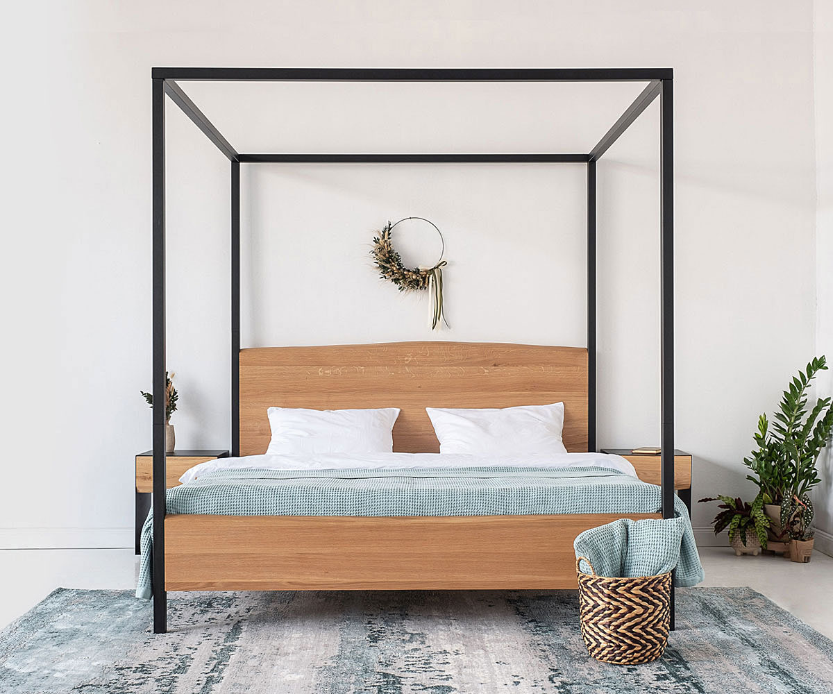 Schlafzimmer mit Himmelbett aus  Metall & Holz