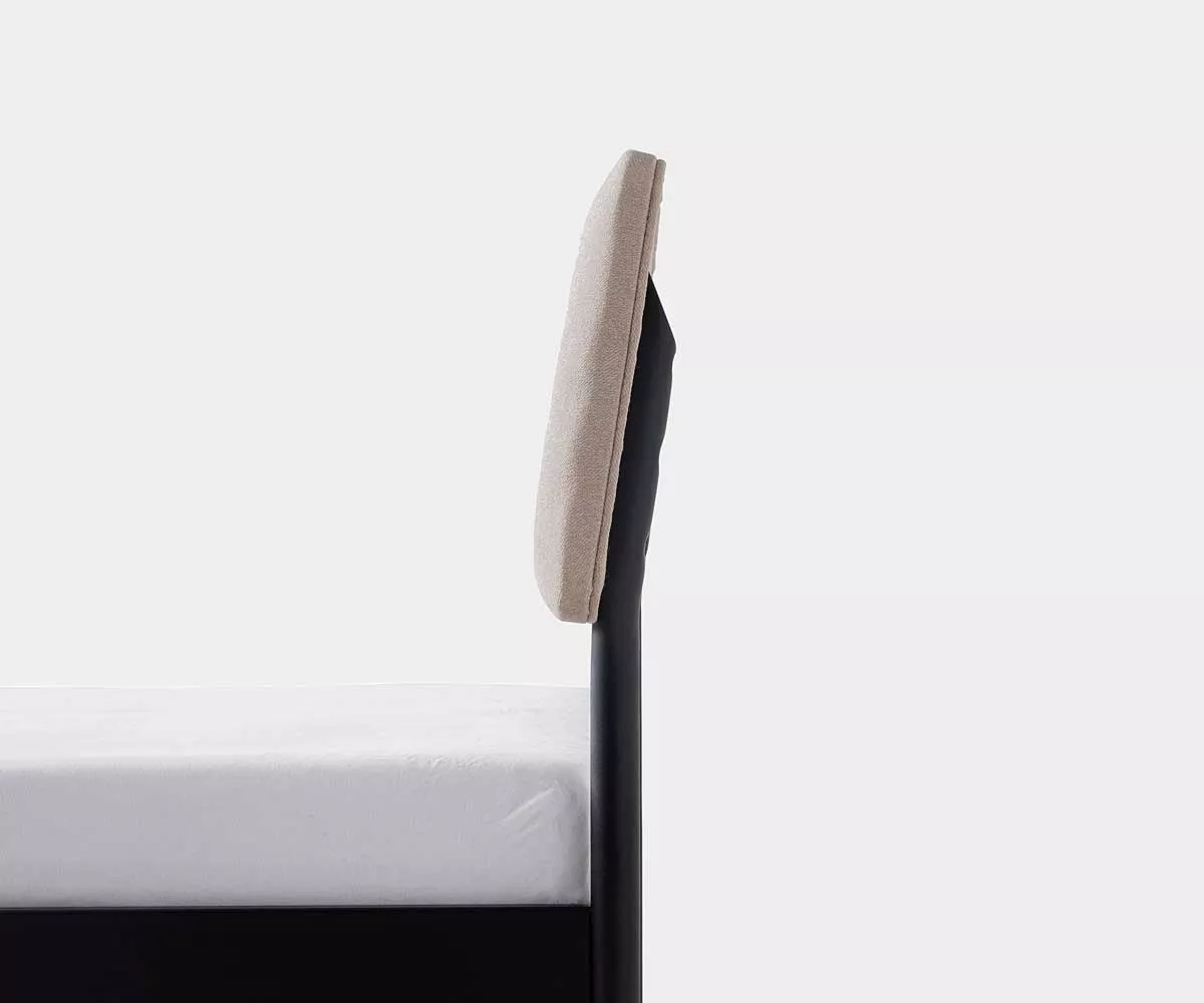 Atrox Fibra Kopfteil Nahaufnahme des gepolstertem Kopfteils in der Farbe Beige