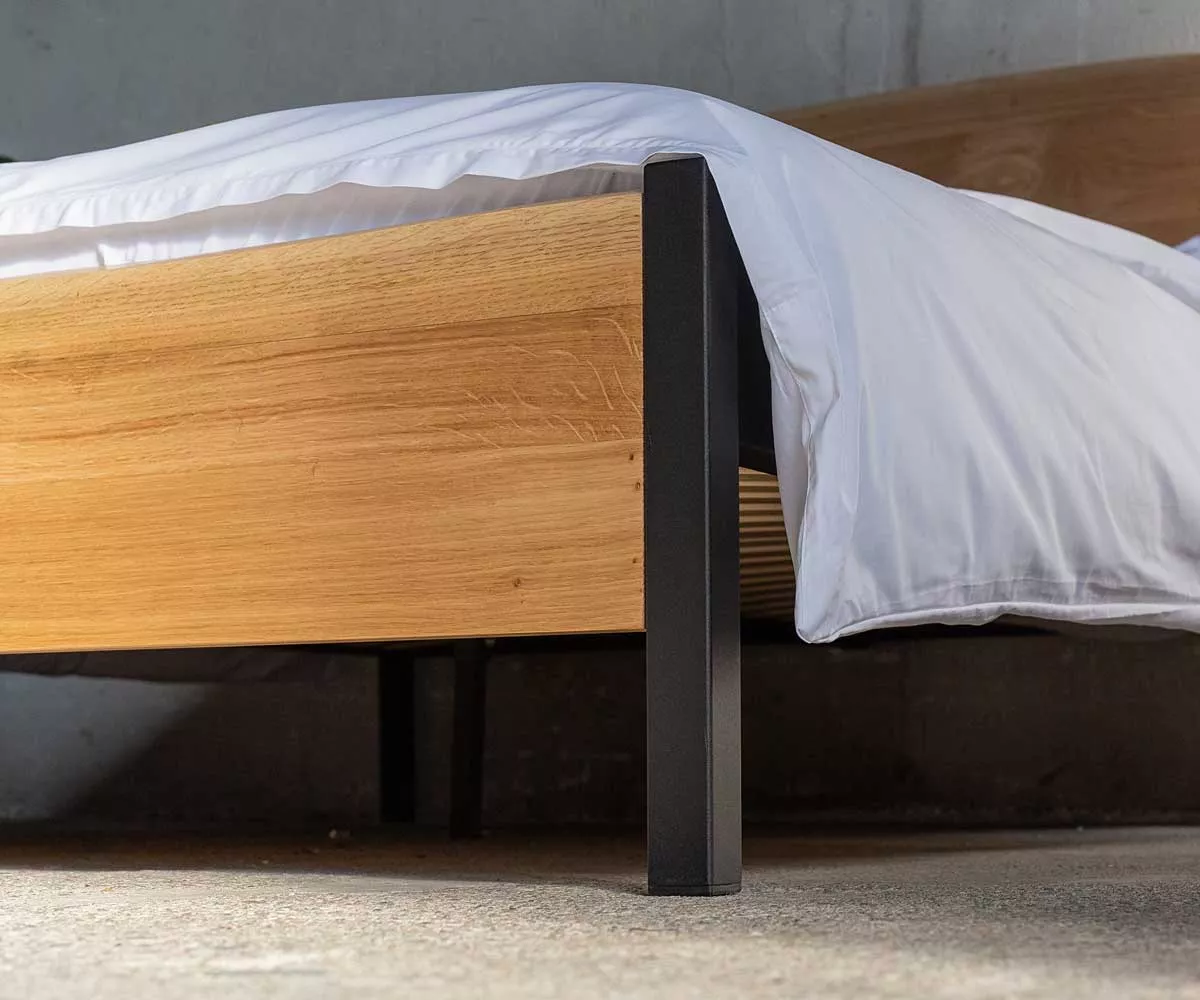 ARBOR Doppelbett aus Eiche und Metall Detail eines Fußteils von Bett  aus Eiche und Metall
