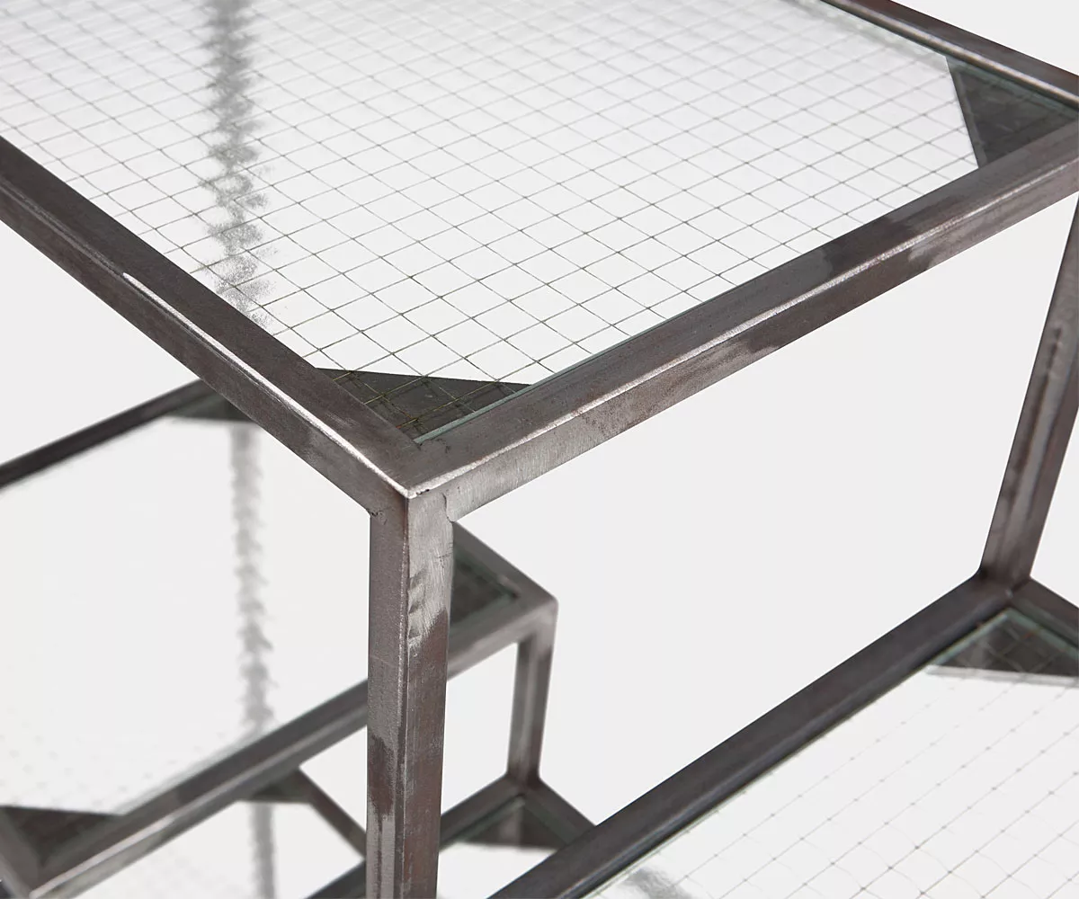 ASPER Regal aus Metall Detail Detail Ablage aus Glas eines Regales aus Metall