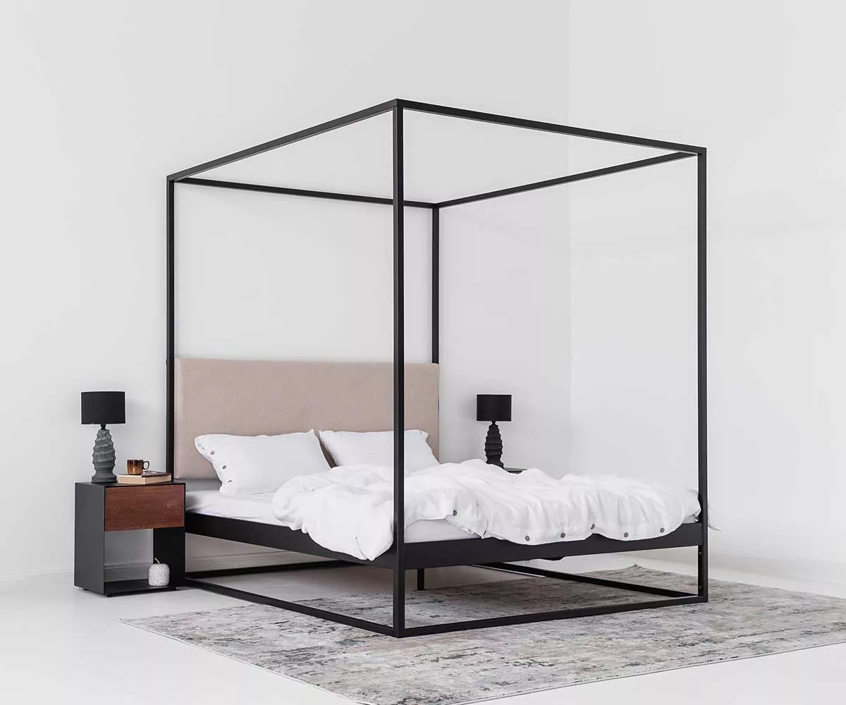 TELA Himmelbett mit einem glaten Kopfteil in Beige Schwarzes TELA-Himmelbett mit beigem glaten Kopfteil und schwarze Nachttische mit den Nachttischlampen darauf