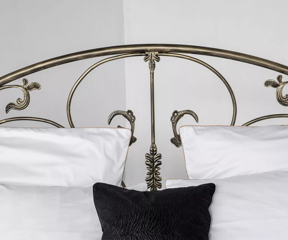 Salomon handgefertigtes Metallbett in Gold - Nahaufnahme Metallbett handgefertigt in Gold - Nahaufnahme