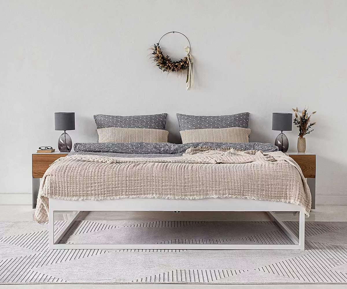 SIMPLEX Metallbett in Weiß Weißes Bett aus Metall mit weißen Nachttischen in einen Schlafzimmer