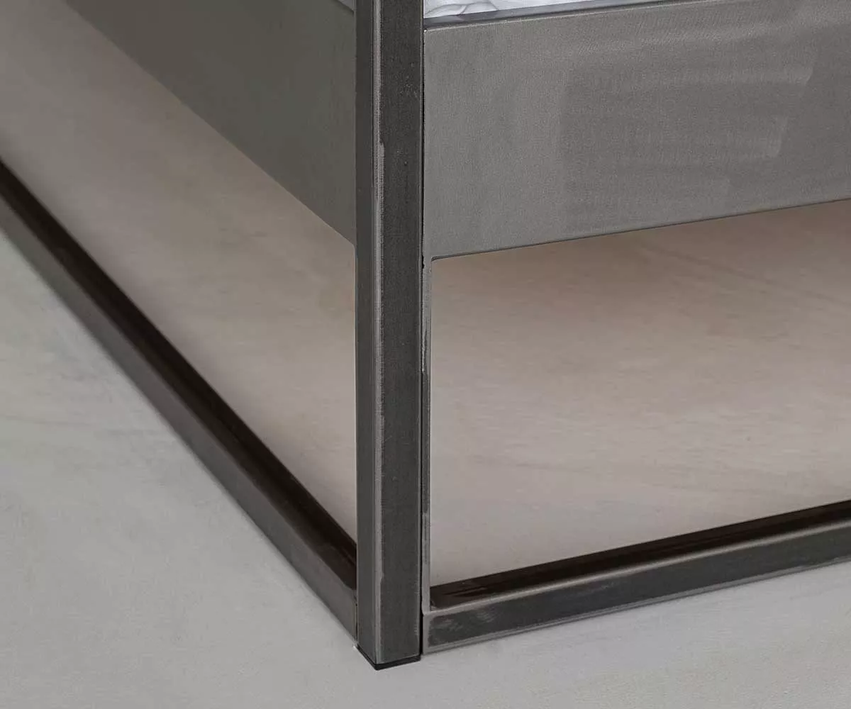 Sidera Himmelbett unbehandelter Stahl - Nahaufnahme unten Himmelbett aus Metall unbehandelter Stahl - Nahaufnahme unten