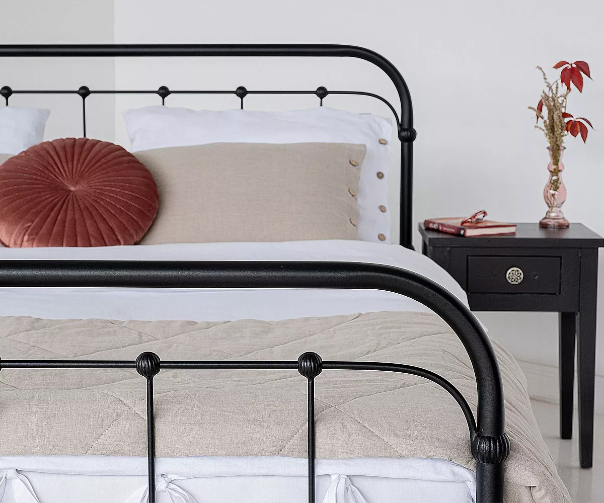 AMITA Metallbett Schwarz Detail Nahaufnahmen Vinateg Bett aus Metall Schwarz