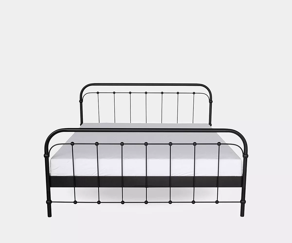 AMITA Bett aus Metall in Schwarz Metallbett in Vintage Stil auf weißen Hintergrund