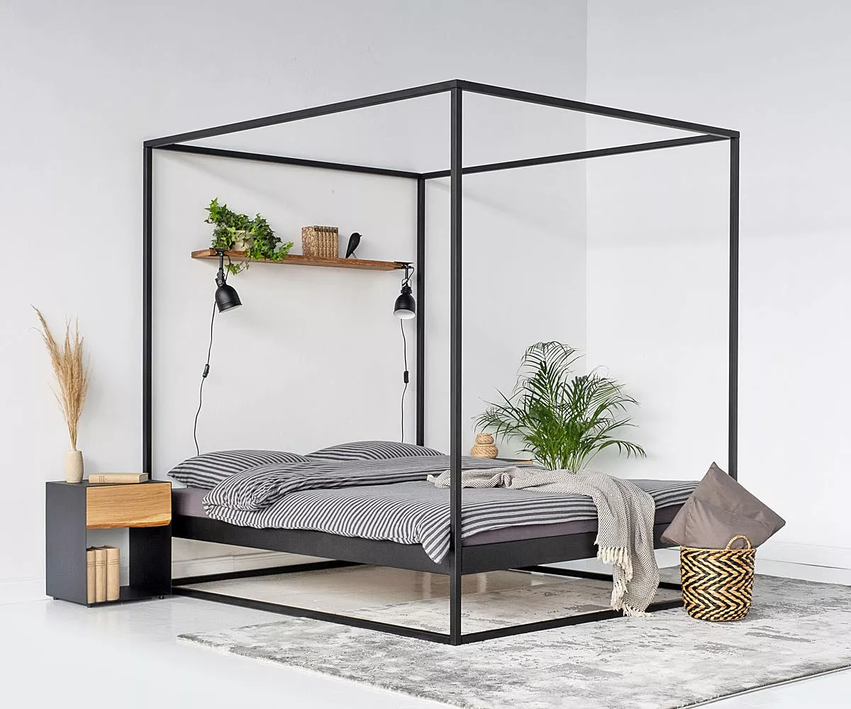 Schlafzimmer mit schwarzem SIDERA-Himmelbett aus Metall, Seitenansicht Schlafzimmer mit schwarzem SIDERA-Himmelbett aus Metall, Seitenansicht