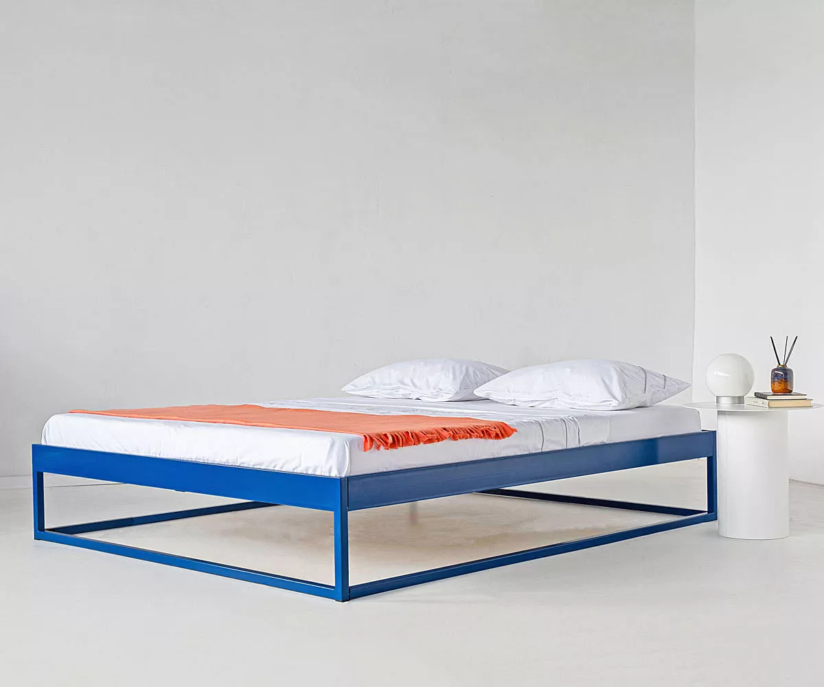 Blaues Simplexbett aus Metall ohne Kopfteil - Seitenansicht Blaues Simplexbett aus Metall ohne Kopfteil - Seitenansicht
