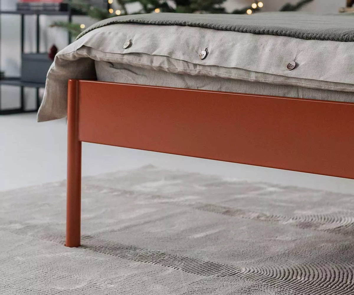 Crus Metallbett Terrakotta - Nahaufnahme Eine Nahaufnahme eines BEttes ohne Kopfteil in der Farbe Terrakotta