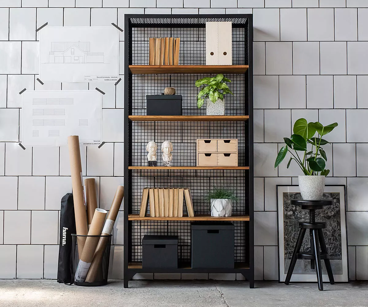 CLATRI Bücheregal in Schwarz Clatri Regal, Papierkorb und kleiner Blumentisch mit einer Pflanze drauf